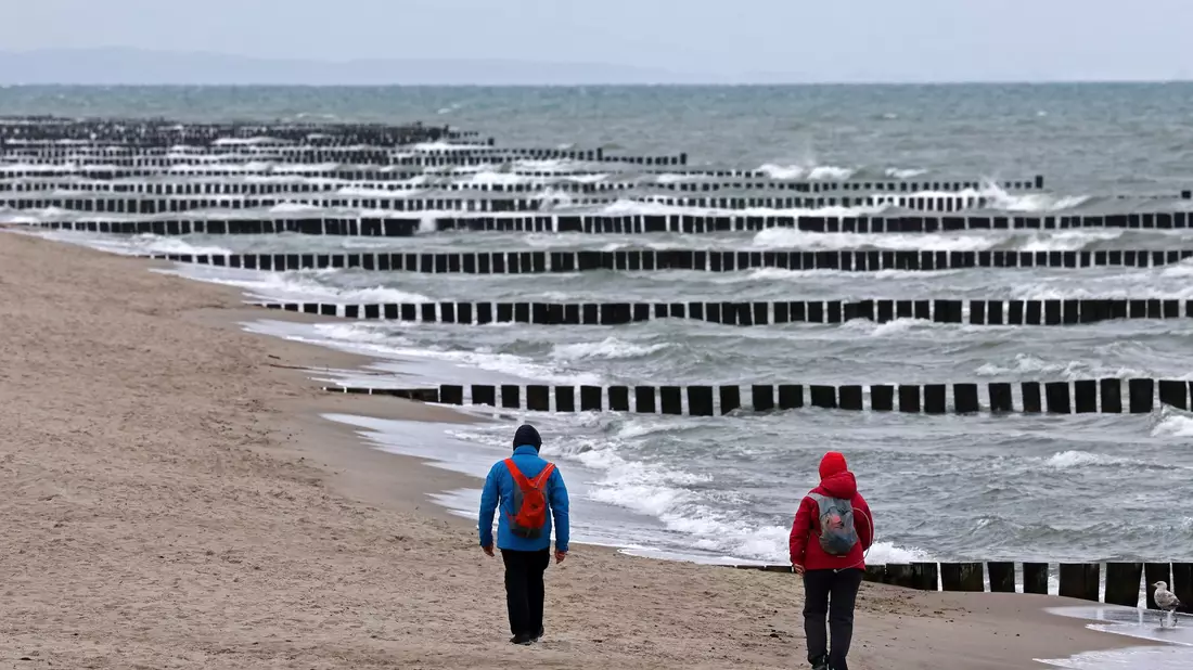 Ungemütliches Wetter an der Ostsee - Bild: Bernd Wüstneck/dpa