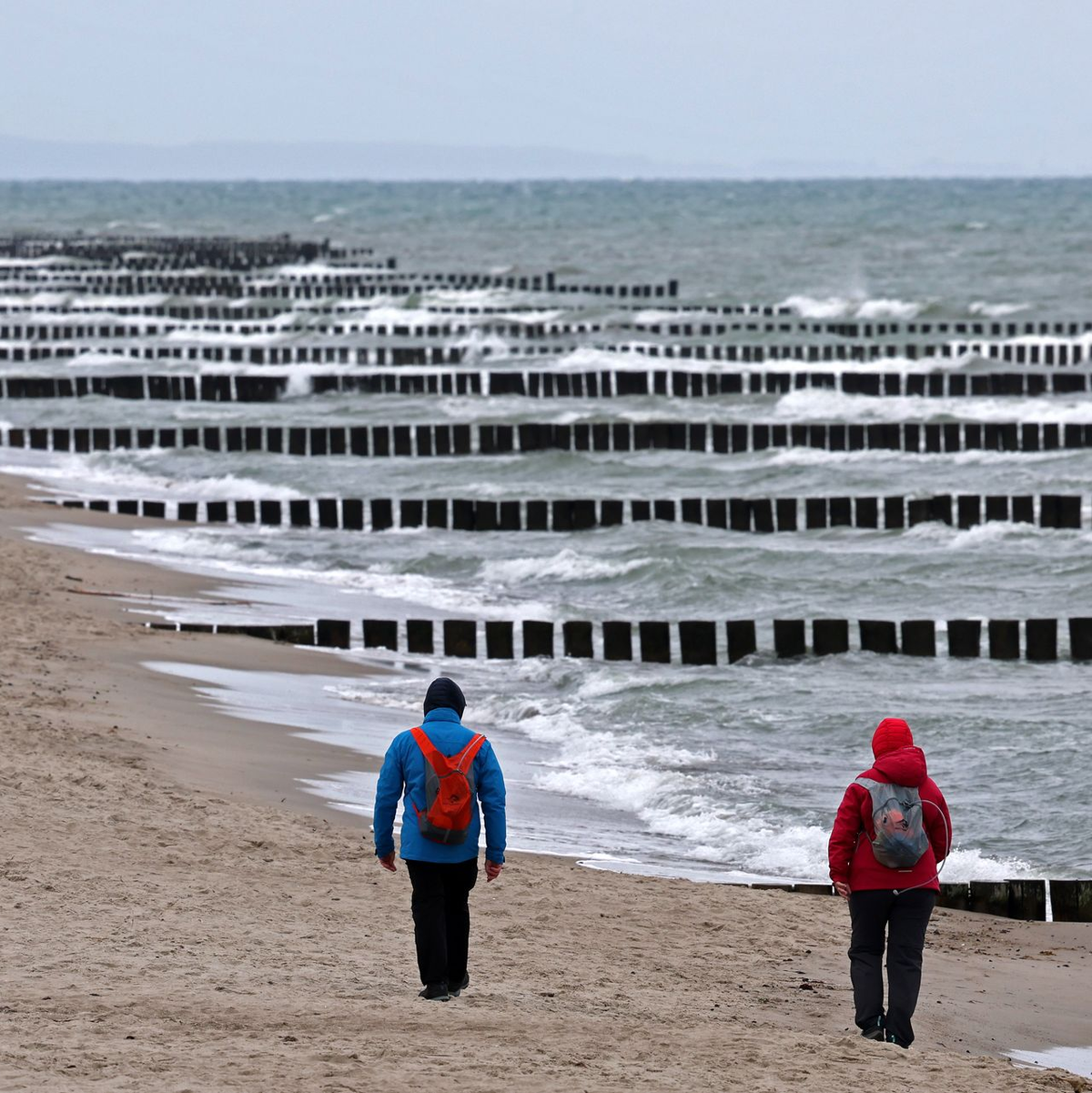 Ungemütliches Wetter an der Ostsee - Foto: Bernd Wüstneck/dpa