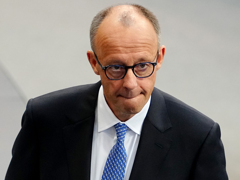 Beim gescheiterten ersten Kanzler-Wahlgang von Friedrich Merz saß Angela Merkel auf der Ehrentribüne. Beim zweiten Anlauf fehlte die Altkanzlerin. Die Gratulation kam später auf einem anderen Weg.  - Foto: Kay Nietfeld/dpa