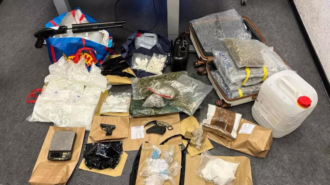 POL-K: 250506-2-K Über 60.000 Euro Bargeld, Waffen und Drogen bei mutmaßlichen Drogendealern sichergestellt - über 50 Beamte im Einsatz - Bild: presseportal.de