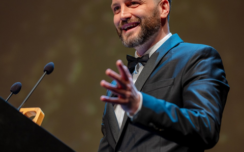 Herr Anwalt gewinnt 9:16-Award Voice of Trust - prÀsentiert von #UseTheNews und WeCreate - Foto: presseportal.de Herr Anwalt gewinnt 9:16-Award Voice of Trust - prÀsentiert von #UseTheNews und WeCreate - Foto: presseportal.de