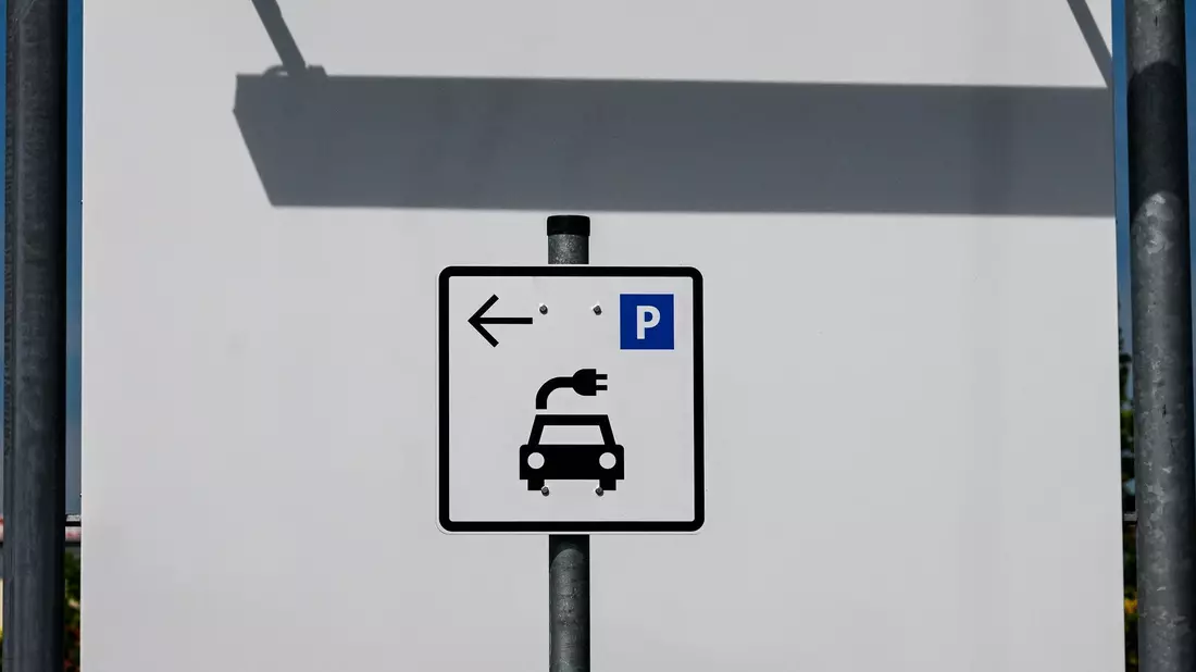 Die Zahl der Neuzulassungen von E-Autos in Deutschland zieht wieder an. (Archivbild) - Bild: Jens Kalaene/dpa