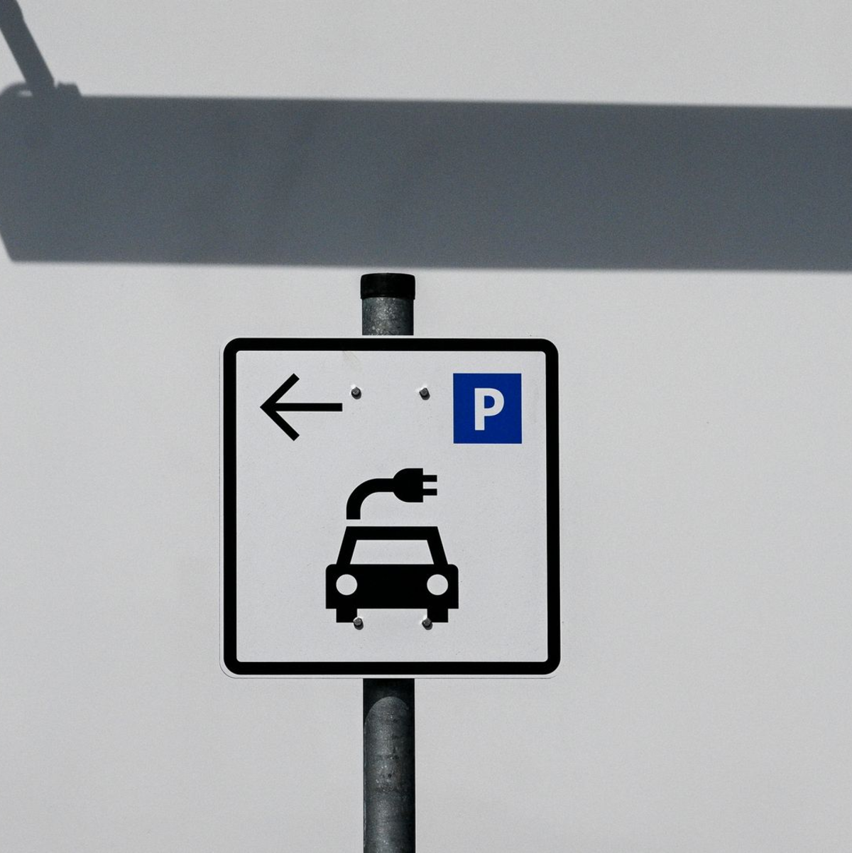 Die Zahl der Neuzulassungen von E-Autos in Deutschland zieht wieder an. (Archivbild) - Foto: Jens Kalaene/dpa