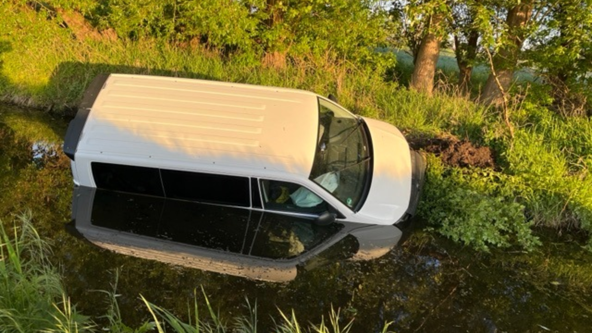 POL-HRO: Transporter kommt von A24 ab und landet im Graben - Foto: presseportal.de