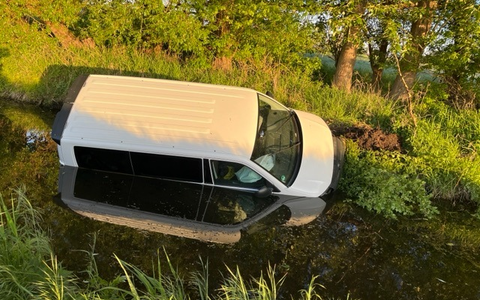 POL-HRO: Transporter kommt von A24 ab und landet im Graben - Foto: presseportal.de
