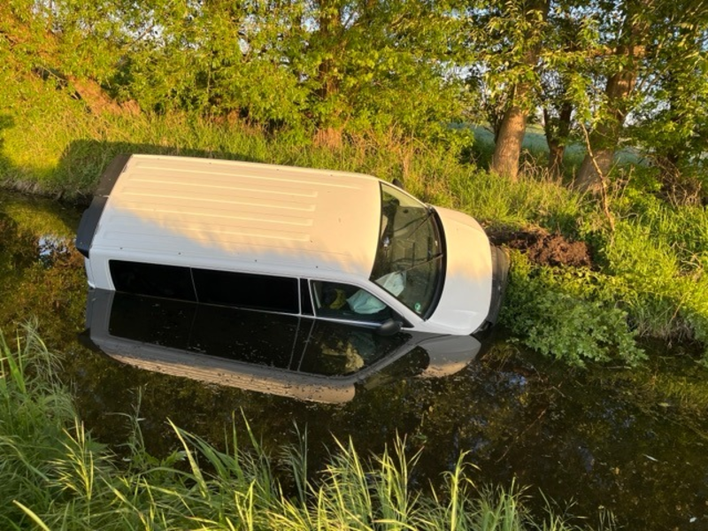 POL-HRO: Transporter kommt von A24 ab und landet im Graben - Foto: presseportal.de