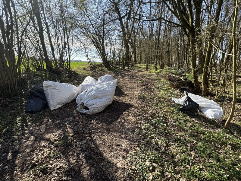 POL-RZ: Erneute Abfallentsorgung auf einem Feldweg - Polizei sucht Zeugen - Foto: presseportal.de