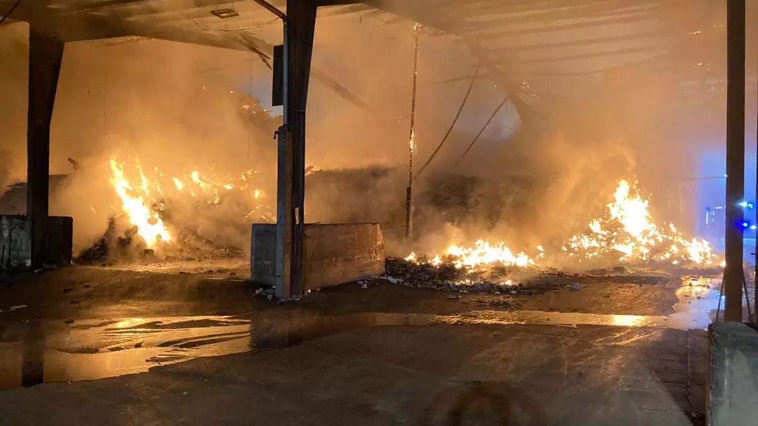 POL-LIP: Dörentrup. Großbrand bei Entsorgungsunternehmen. - Bild: presseportal.de