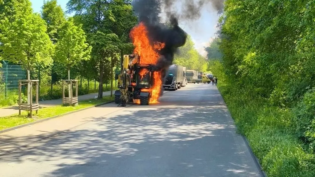 FW-E: Bagger brennt vollständig aus - starke Verkehrseinschränkungen in Essen-Bergeborbeck - Bild: presseportal.de