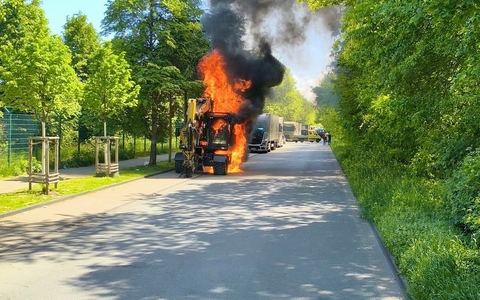 FW-E: Bagger brennt vollständig aus - starke Verkehrseinschränkungen in Essen-Bergeborbeck - Foto: presseportal.de