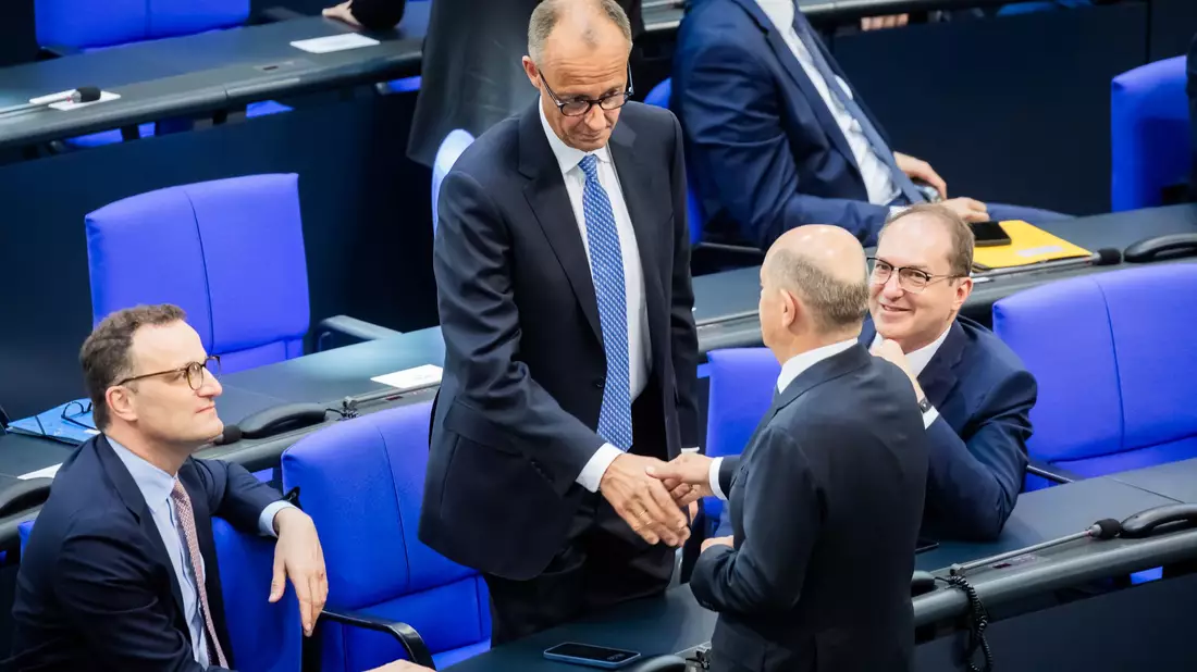 Nach Wahl und Ernennung zum Kanzler ist der neue Kanzler Merz nun auch vereidigt. - Bild: Christoph Soeder/dpa