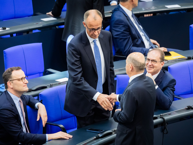 Nach Wahl und Ernennung zum Kanzler ist der neue Kanzler Merz nun auch vereidigt. - Foto: Christoph Soeder/dpa