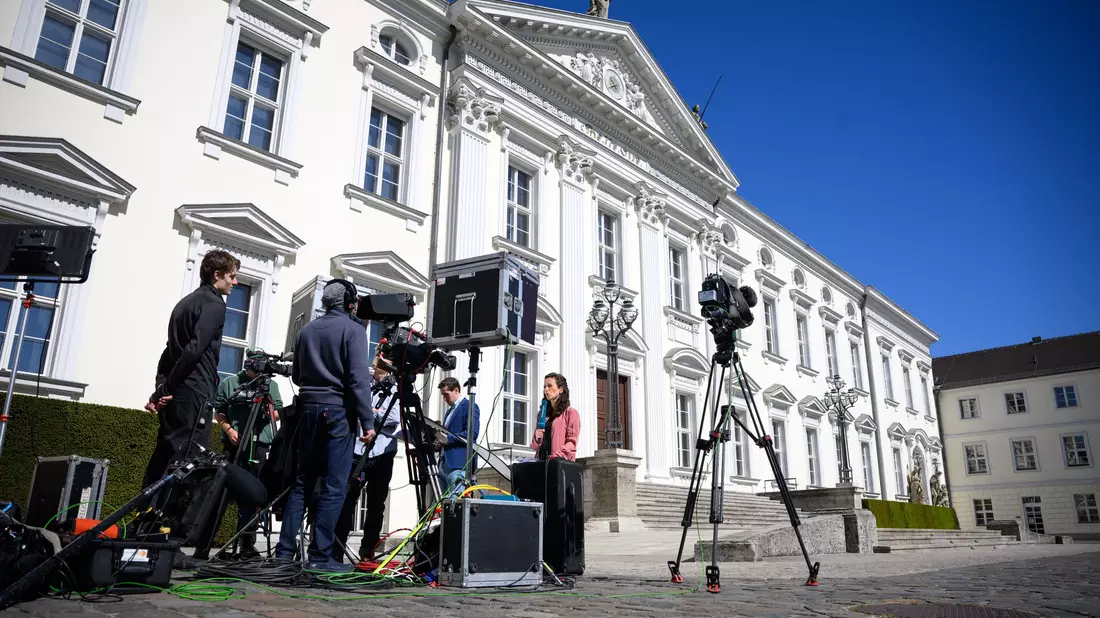 Doch noch geschafft: Nach dem erfolgreichen zweiten Wahlgang ernennt Bundespräsident Steinmeier CDU-Chef Merz zum Kanzler. - Bild: Bernd von Jutrczenka/dpa