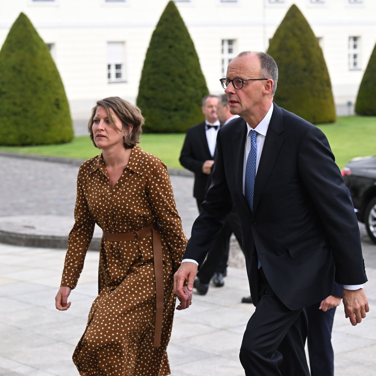 Für die Ernennung zum Kanzler fuhr Friedrich Merz zum Schloss Bellevue. - Foto: Bernd von Jutrczenka/dpa POOL/dpa