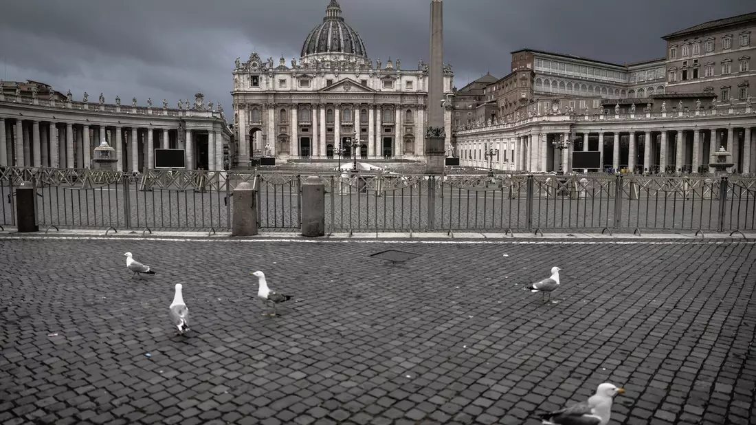 Noch ist der Petersplatz leer. Wenn es einen neuen Papst gibt, wird es anders sein. - Bild: Oliver Weiken/dpa