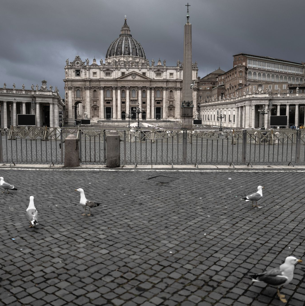 Noch ist der Petersplatz leer. Wenn es einen neuen Papst gibt, wird es anders sein. - Foto: Oliver Weiken/dpa