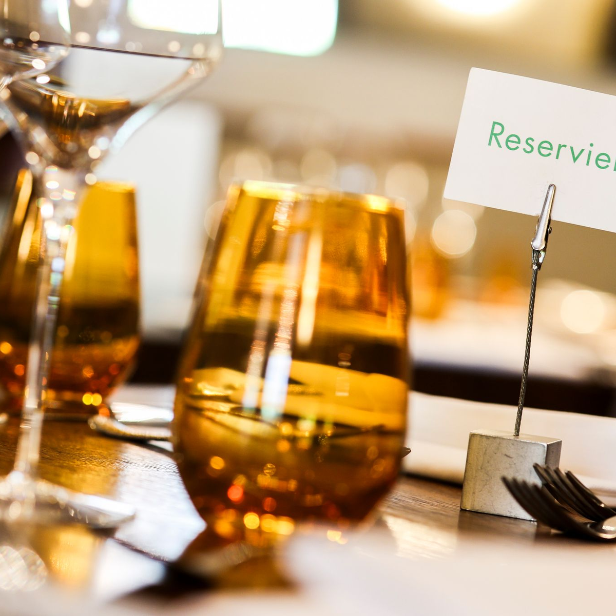 Wer im Restaurant einen Tisch reserviert und nicht erscheint, wird manchmal vom Wirt zur Kasse gebeten. (Archivbild) - Foto: Christoph Reichwein/dpa