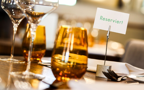 Wer im Restaurant einen Tisch reserviert und nicht erscheint, wird manchmal vom Wirt zur Kasse gebeten. (Archivbild) - Foto: Christoph Reichwein/dpa