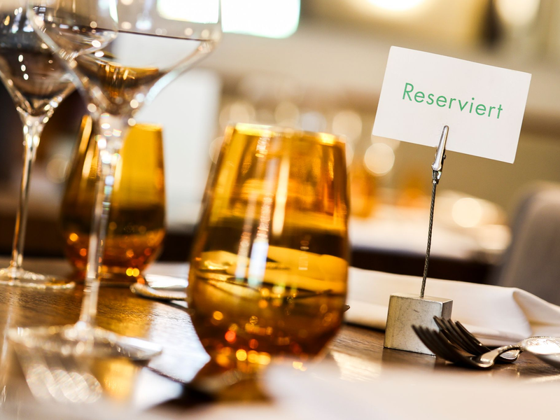 Wer im Restaurant einen Tisch reserviert und nicht erscheint, wird manchmal vom Wirt zur Kasse gebeten. (Archivbild) - Foto: Christoph Reichwein/dpa