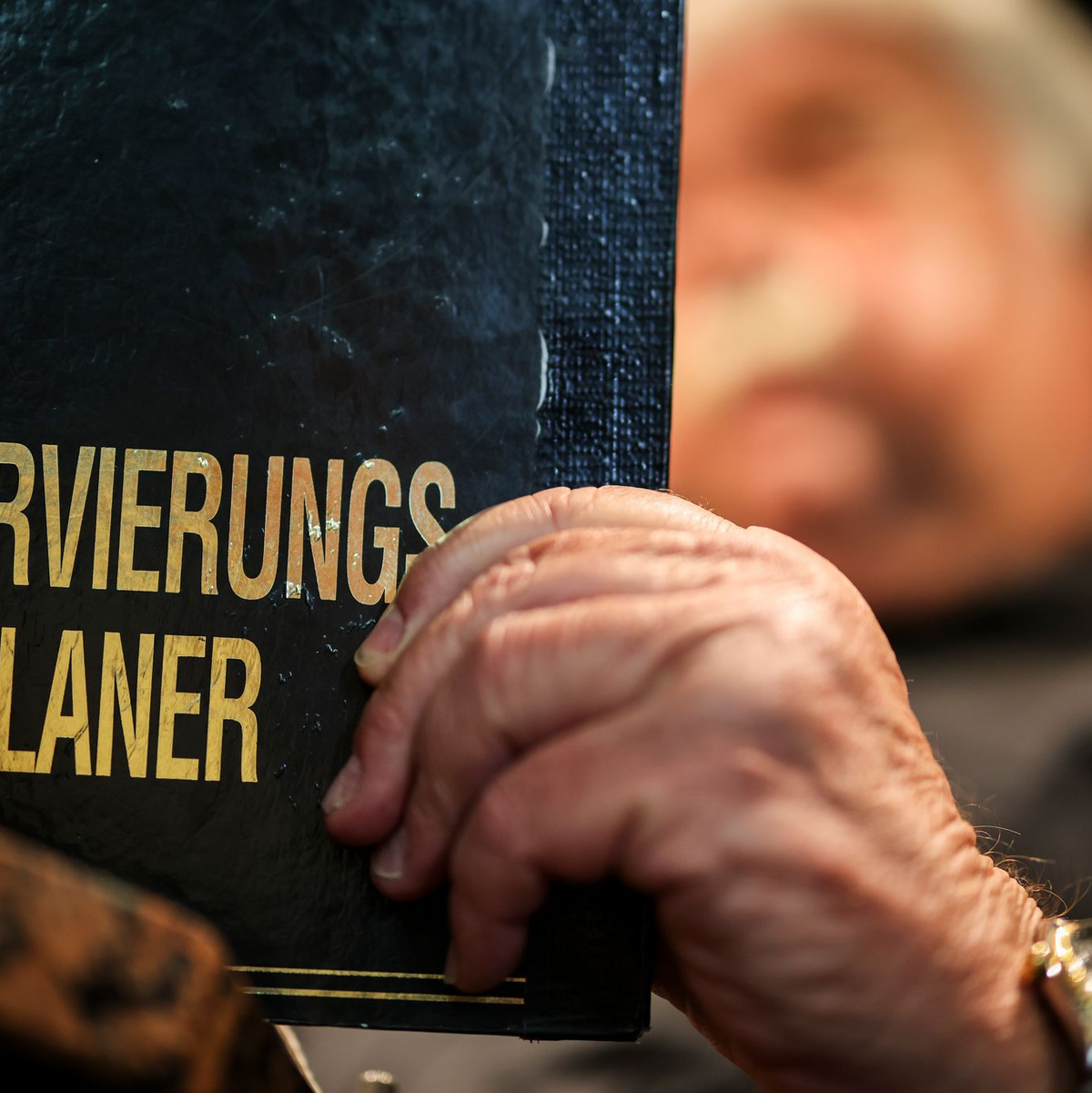 Altmodisch? Ein Gastronom schaut in sein Reservierungsbuch. - Foto: Christoph Reichwein/dpa