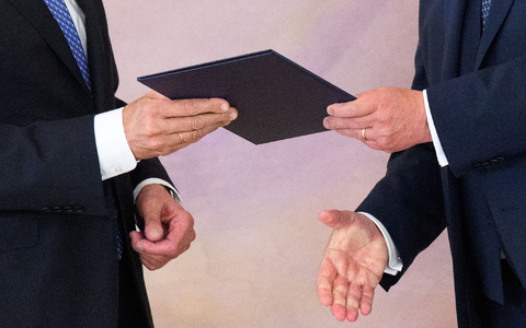 Bundespräsident Steinmeier hat den Kanzler und sein Kabinett ernannt. - Foto: Bernd von Jutrczenka/dpa