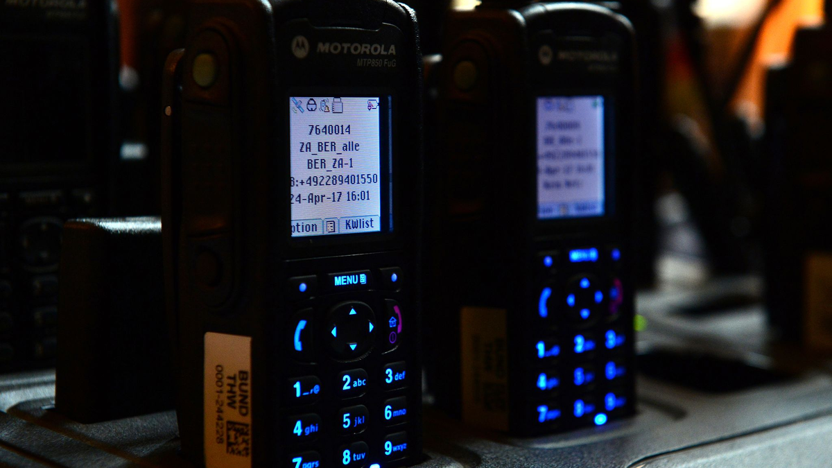 Bei den Feuerwehren ist es zu einem Ausfall des Digitalfunks gekommen. (Symbolbild) - Foto: picture alliance / Maurizio Gambarini/dpa