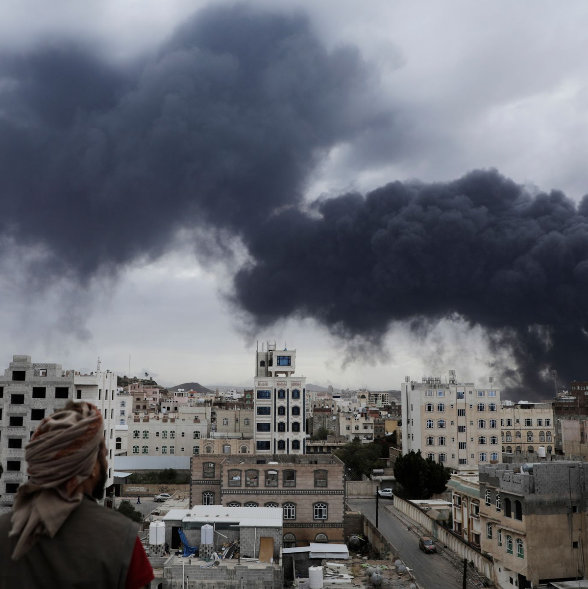 Die israelische Luftwaffe hat den Flughafen von Sanaa angegriffen und weitgehend lahmgelegt.  - Foto: Osamah Abdulrahman/AP/dpa