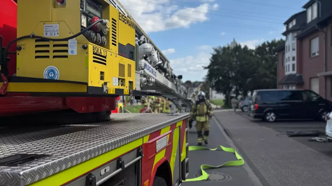 FW Ratingen: Wohnungsbrand mit Gebäudeschaden - Feuerwehr Ratingen im Einsatz - Bild: presseportal.de