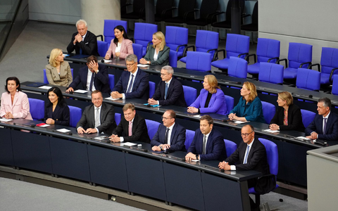 Die frisch gebackene schwarz-rote Regierung. - Foto: Kay Nietfeld/dpa