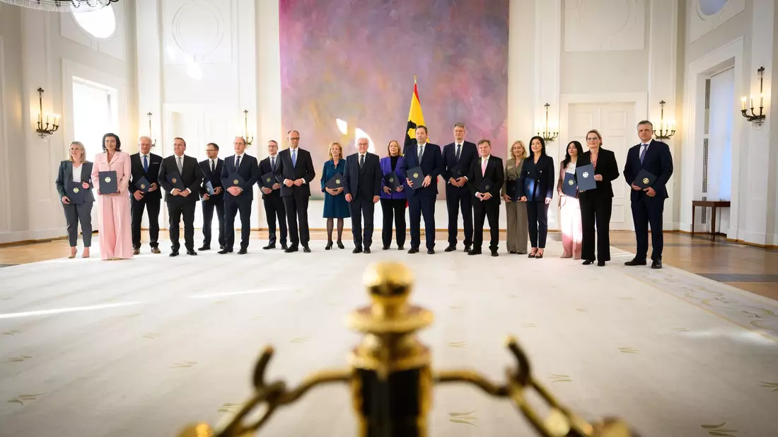 Erst erfolgte die Ernennung der Ministerinnen und Minister im Schloss Bellevue, dann ging es zum Amtseid in den Bundestag. - Bild: Bernd von Jutrczenka/dpa