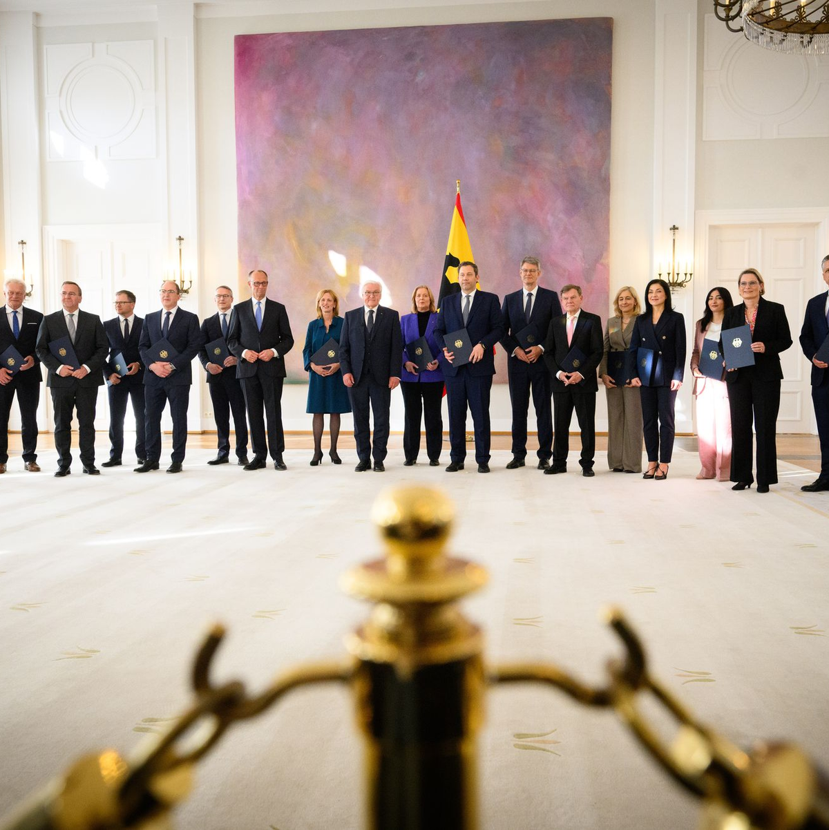 Erst erfolgte die Ernennung der Ministerinnen und Minister im Schloss Bellevue, dann ging es zum Amtseid in den Bundestag. - Foto: Bernd von Jutrczenka/dpa