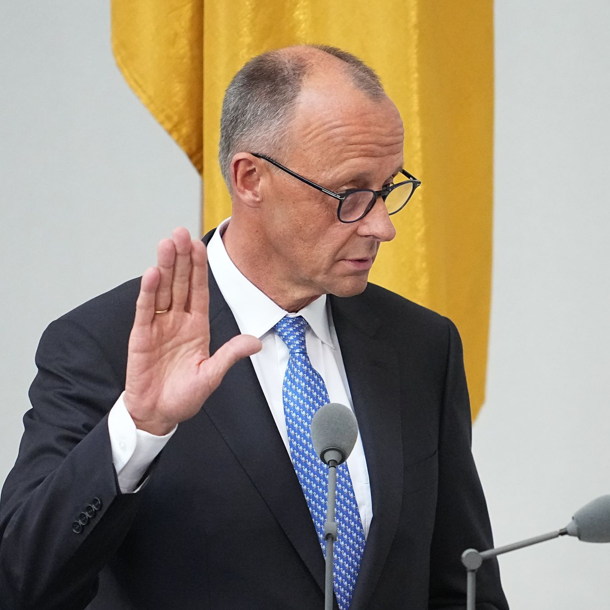 Merz schwor seinen Amtseid mit dem Zusatz «so wahr mir Gott helfe». - Foto: Michael Kappeler/dpa