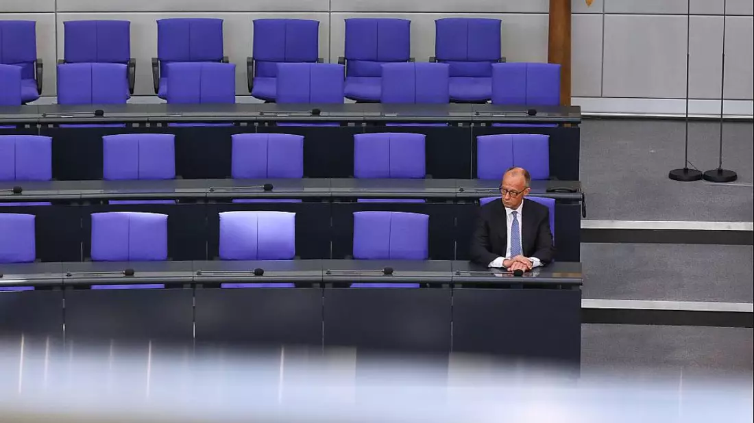 Friedrich Merz alleine auf der Regierungsbank am 06.05.2025 - Bild: über dts Nachrichtenagentur