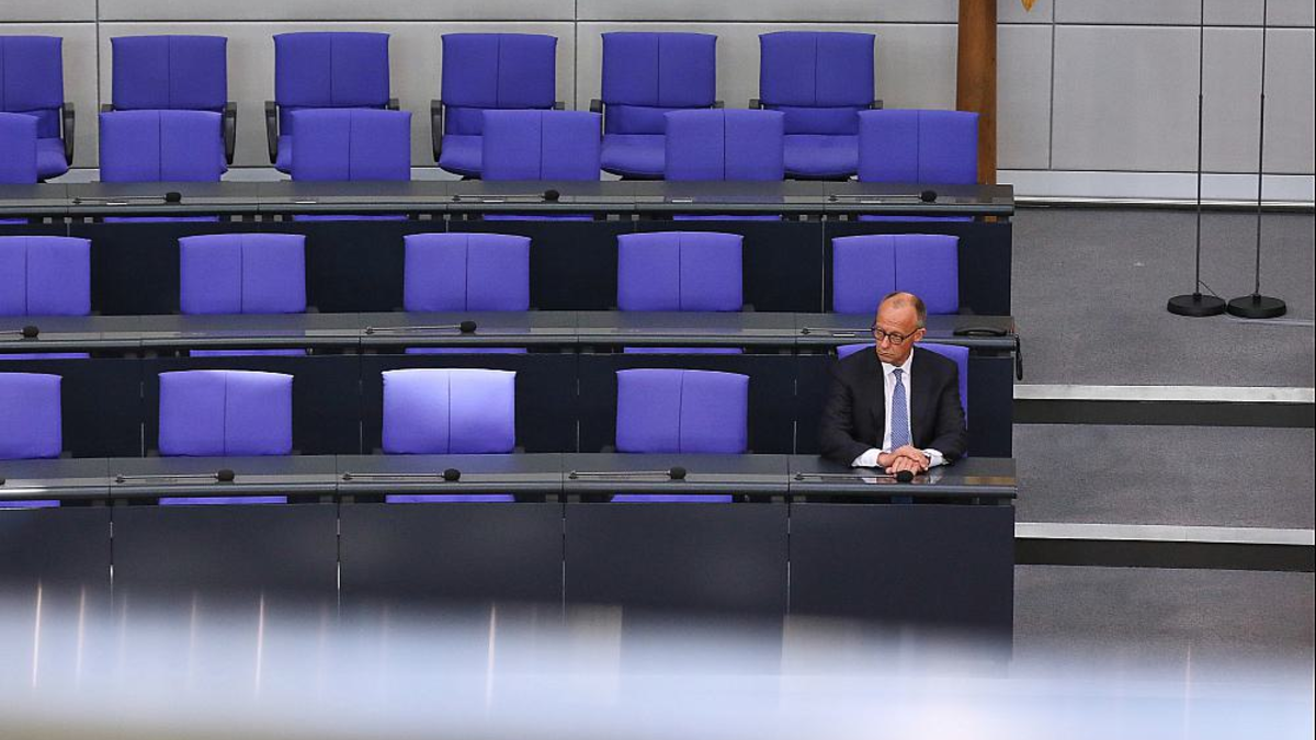 Friedrich Merz alleine auf der Regierungsbank am 06.05.2025 - Foto: über dts Nachrichtenagentur