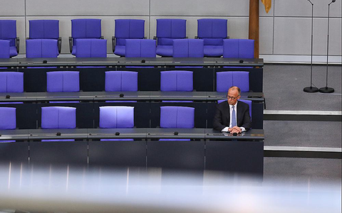 Friedrich Merz alleine auf der Regierungsbank am 06.05.2025 - Foto: über dts Nachrichtenagentur