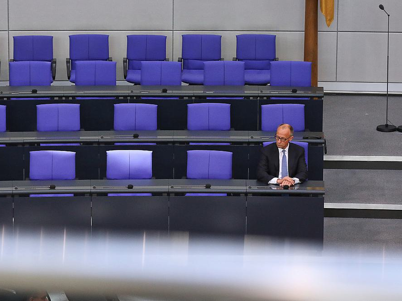 Friedrich Merz alleine auf der Regierungsbank am 06.05.2025 - Foto: über dts Nachrichtenagentur