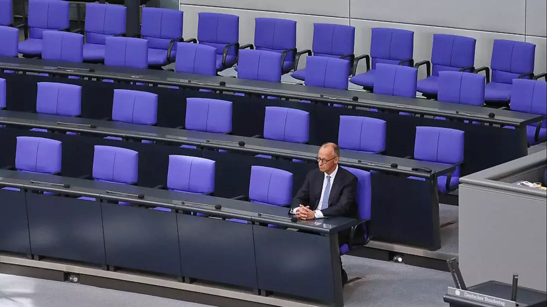 Friedrich Merz alleine auf der Regierungsbank am 06.05.2025 - Bild: über dts Nachrichtenagentur