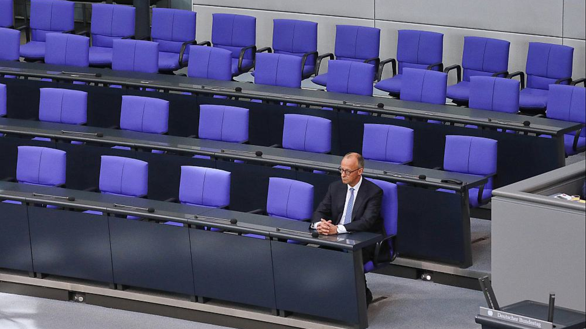 Friedrich Merz alleine auf der Regierungsbank am 06.05.2025 - Foto: über dts Nachrichtenagentur
