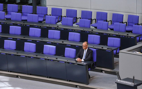 Friedrich Merz alleine auf der Regierungsbank am 06.05.2025 - Foto: über dts Nachrichtenagentur