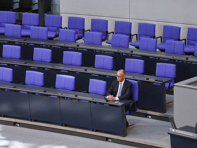 Friedrich Merz alleine auf der Regierungsbank am 06.05.2025 - Foto: über dts Nachrichtenagentur