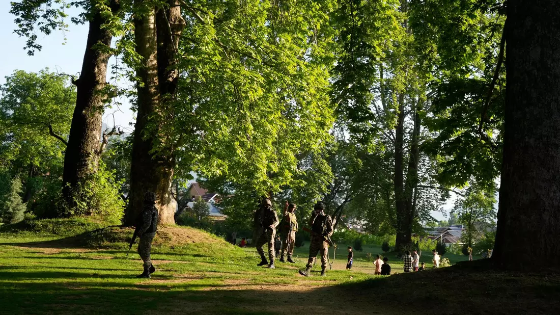 Indische paramilitärische Soldaten bewachen einen Garten am Stadtrand von Srinagar im indisch kontrollierten Kaschmir. (Archivbild) - Bild: Mukhtar Khan/AP/dpa