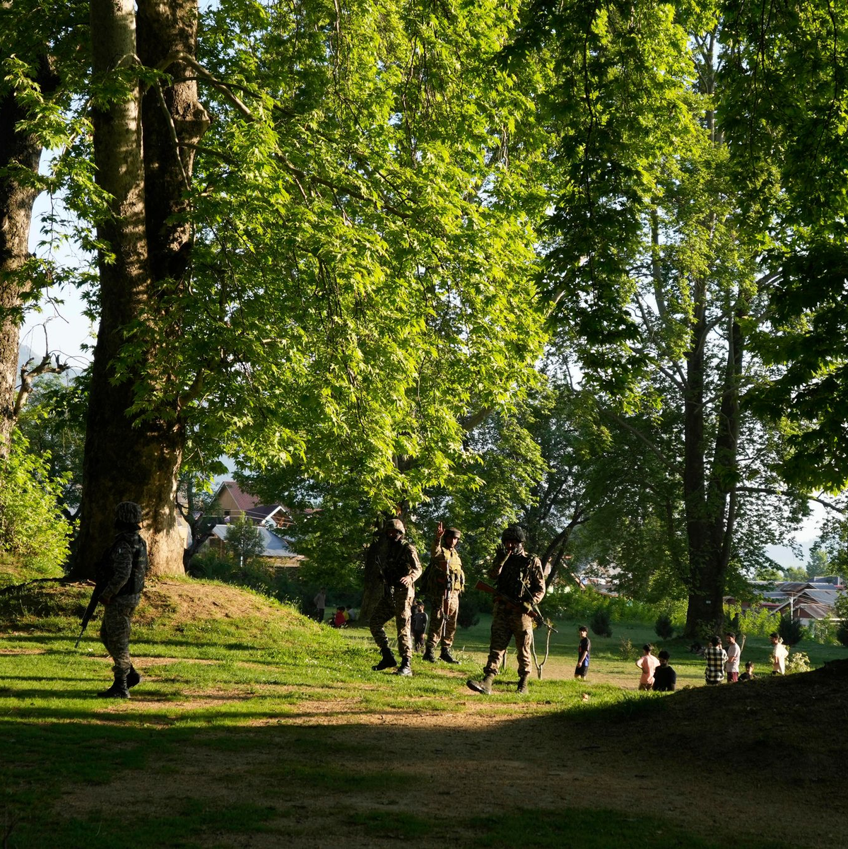Indische paramilitärische Soldaten bewachen einen Garten am Stadtrand von Srinagar im indisch kontrollierten Kaschmir. (Archivbild) - Foto: Mukhtar Khan/AP/dpa