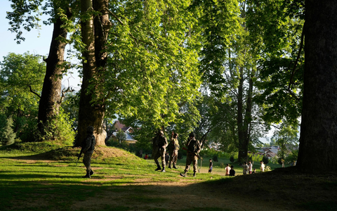 Indische paramilitärische Soldaten bewachen einen Garten am Stadtrand von Srinagar im indisch kontrollierten Kaschmir. (Archivbild) - Foto: Mukhtar Khan/AP/dpa