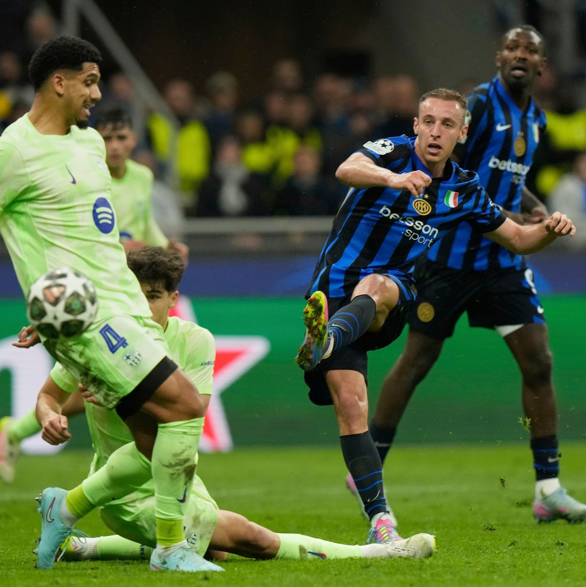 Die Entscheidung: Inters Davide Frattesi (r.) trifft in der Verlängerung. - Foto: Luca Bruno/AP/dpa