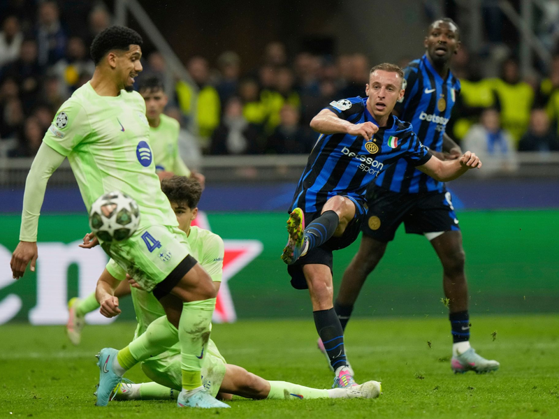 Die Entscheidung: Inters Davide Frattesi (r.) trifft in der Verlängerung. - Foto: Luca Bruno/AP/dpa