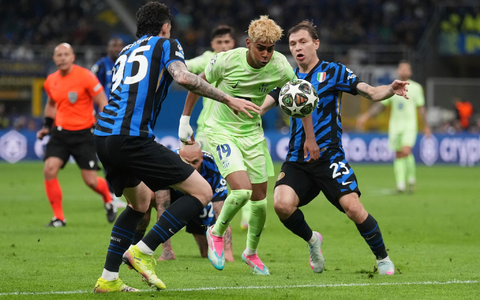 Das spektakuläre Rückspiel war für Hansi Flick nervenaufreibend - Foto: Antonio Calanni/AP/dpa