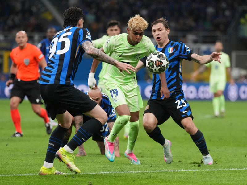 Das spektakuläre Rückspiel war für Hansi Flick nervenaufreibend - Foto: Antonio Calanni/AP/dpa