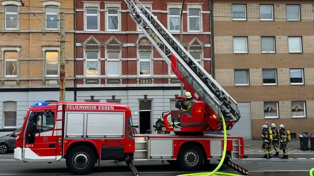 FW-E: Küchenbrand in einer Dachgeschosswohnung - zwei verletzte Personen - Bild: presseportal.de