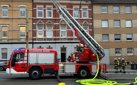 FW-E: Küchenbrand in einer Dachgeschosswohnung - zwei verletzte Personen - Foto: presseportal.de
