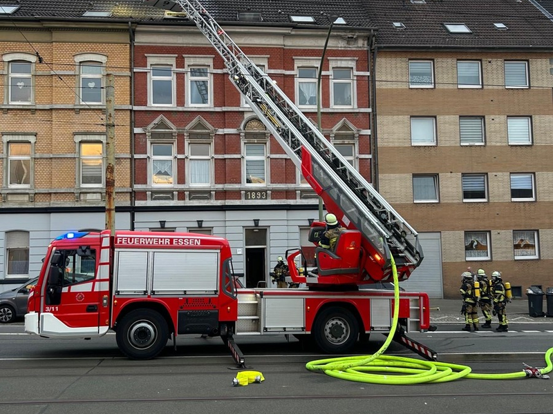 FW-E: Küchenbrand in einer Dachgeschosswohnung - zwei verletzte Personen - Foto: presseportal.de